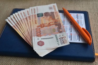 Para için. Günlükte ruble banknotları var..