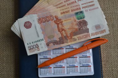 Para için. Günlükte ruble banknotları var..