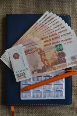 Para için. Günlükte ruble banknotları var..