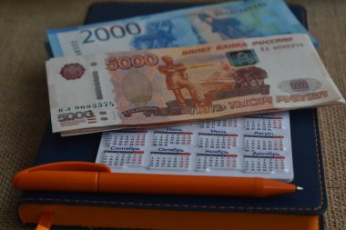 Para için. Günlükte ruble banknotları var..