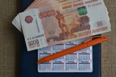 Para için. Günlükte ruble banknotları var..