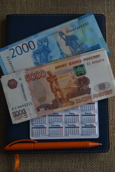 Para için. Günlükte ruble banknotları var..