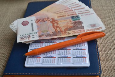  Ruble banknotları günlükte. Para.