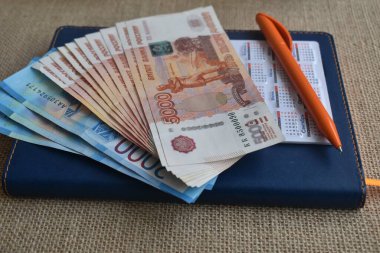  Ruble banknotları günlükte. Para.