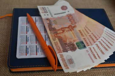  Ruble banknotları günlükte. Para.
