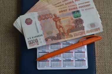  Ruble banknotları günlükte. Para.