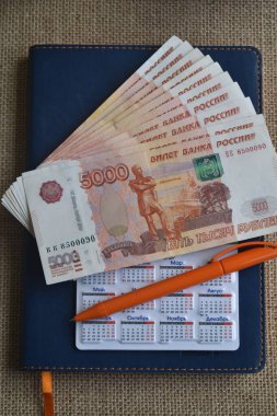  Ruble banknotları günlükte. Para.