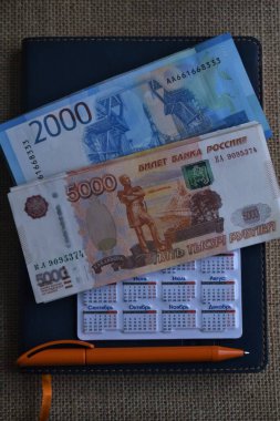  Ruble banknotları günlükte. Para.