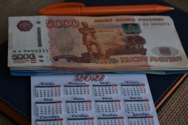  Ruble banknotları günlükte. Para.