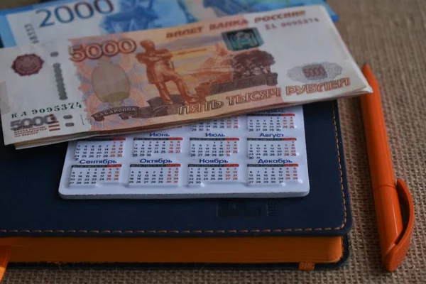  Ruble banknotları günlükte. Para.