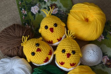 Örgü oyuncaklar. Paskalya örgü tavukları. Paskalya hatırası..