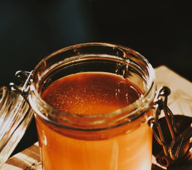 Bir kitaptaki cam bardakta bal