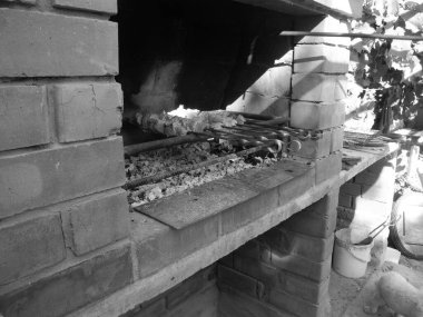 siyah ve beyaz bir ateş görüntüsü