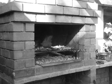 Siyah beyaz bir fotoğrafı olan eski tuğla duvar.