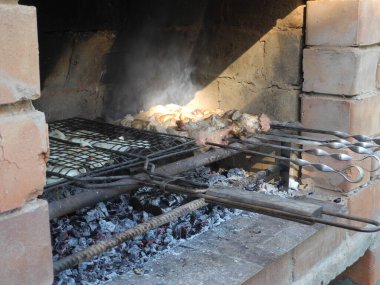 Et ve sebzeler ızgarada.