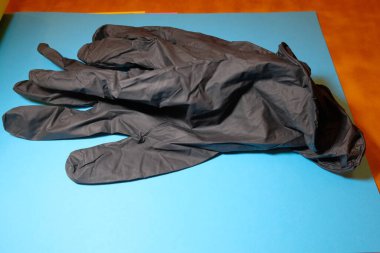 Çeşitli Tıbbi Malzemeler Şırıngalar İnsan Eldivenleri 1. Maddeyi Tutuyor