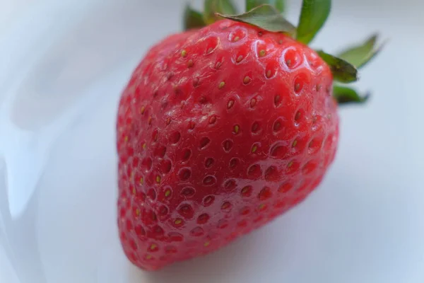 Açık arkaplanda güzel çilekler.