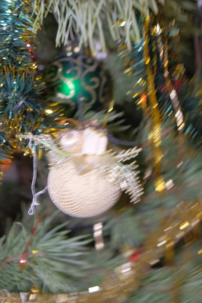 Noel ağacında Noel süslemeleri bir kişinin elini görebilirsiniz.