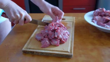 Kadın Pirzola İçin Çiğ Et Pişiriyor Vidyn Eller Erkek Ürünleri