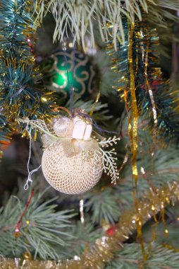 Noel ağacında Noel süslemeleri bir kişinin elini görebilirsiniz.