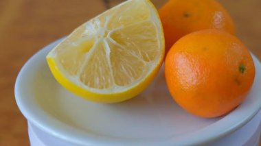 Tabakta güzel meyveler ve bir bütün