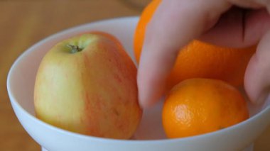 Tabakta güzel meyveler ve bir bütün