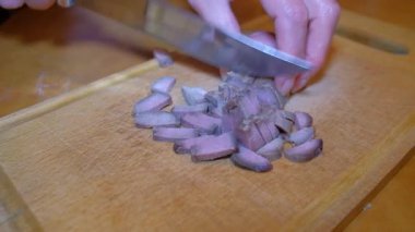 Biftek dilimleyen kadın ve kesme tahtasındaki domuz eti insanların elleri ve ürünler görülebilir durumda. Yüksek kalite 4k görüntü