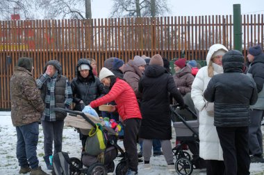 SAMAR, UKRAINE - 6 HAZİRAN 2026: Geleneksel Ortodoks Epifani buz banyosu sırasında insanların yürüyüş ve ısınma çadırlarının yanında toplanması.
