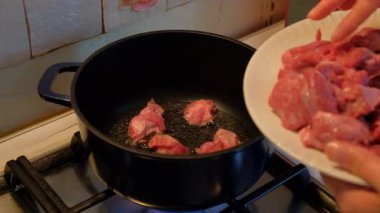 Tavada etle et pişirmek..