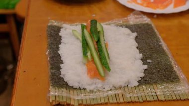 Suşi hazırlama görünür insan eli ürün nesneleri