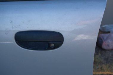 Bir eğlence parkında taşıma aracının kolu.