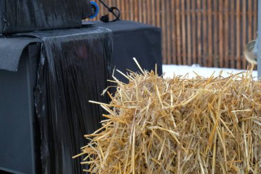Kışın taze kara dikdörtgen saman balyaları yerleştirilir. Bir açık hava etkinliğinde dekorasyon veya oturma için kullanılan doğal tarım malzemesi.