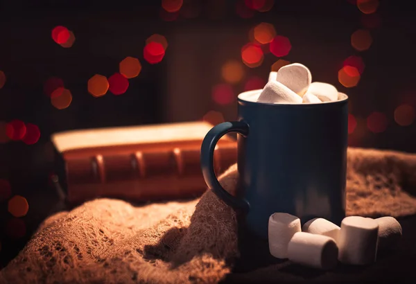 Stillleben Die Tasse Mit Marshmallows Auf Einem Hintergrund Aus Farbigen — Stockfoto