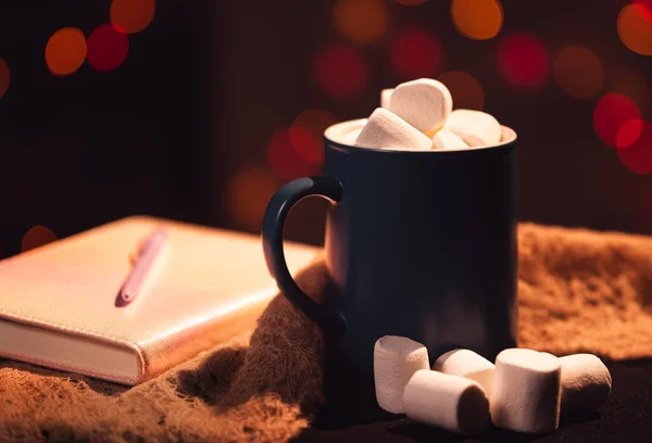 Nature Morte Tasse Avec Des Guimauves Sur Fond Lumières Colorées — Photo