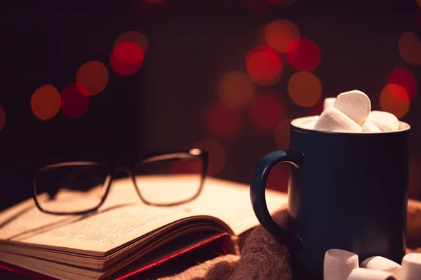 Nature Morte Tasse Avec Des Guimauves Sur Fond Lumières Colorées — Photo