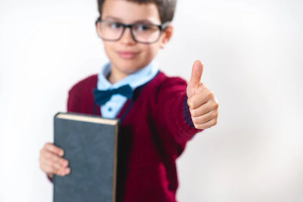 Skolpojken Tröja Med Ett Anteckningsblock Händerna Visar Tummen Upp Till — Stockfoto