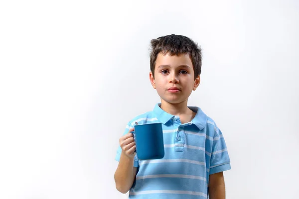 Garçon Dans Shirt Bleu Boit Avec Une Tasse Bleue Tient — Photo