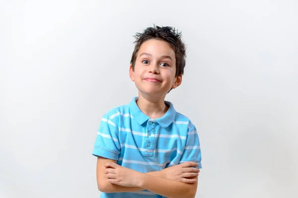 Chłopiec Niebieskiej Koszulce Złożył Ręce Klatce Piersiowej Uśmiechnął Się — Zdjęcie stockowe