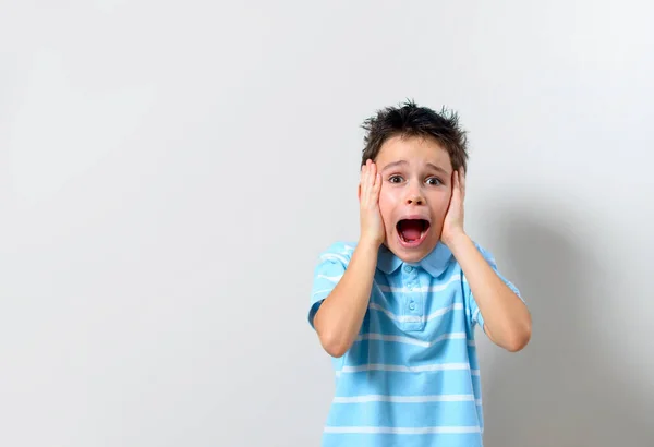 Der Junge Blauen Shirt Hält Die Hände Hinter Dem Kopf — Stockfoto