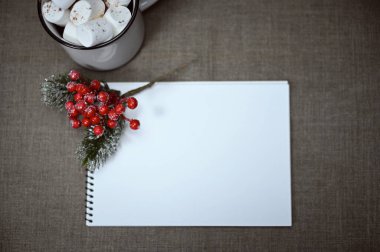 Bir fincan sıcak çikolata ve lokumla yukarıdan hayat görüşü. Yakınlarda Yeni Yıl dekorasyonu var..