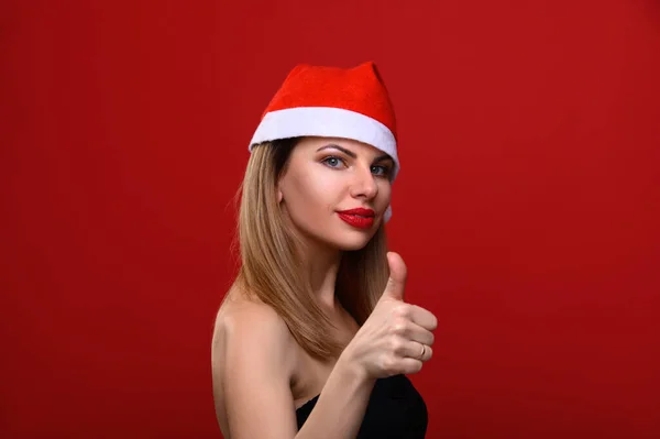 Jeune Femme Chapeau Père Noël Sourit Montre Son Pouce Concept — Photo