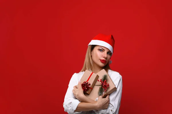 Jeune Femme Chapeau Père Noël Embrasse Les Cadeaux Concept Pour — Photo