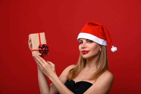 Jeune Femme Dans Chapeau Père Noël Tient Cadeau Noël — Photo