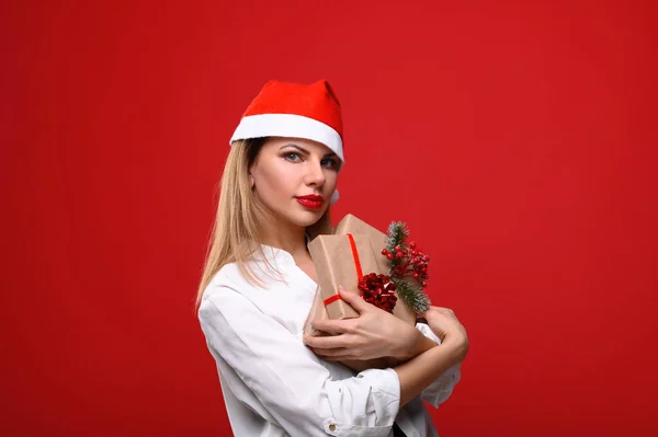 Jovem Mulher Chapéu Papai Noel Abraça Presentes Conceito Para Ano — Fotografia de Stock