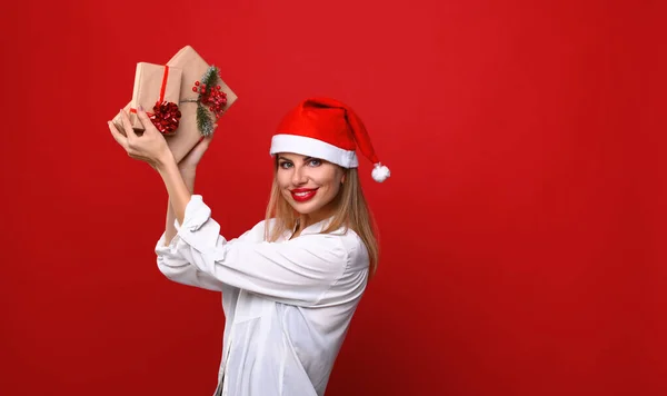 Jeune Femme Dans Chapeau Père Noël Montre Cadeaux Noël Montant — Photo