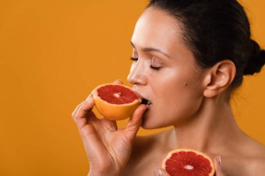 Sarı arka planda genç bir kadının Beaty portresi. Kadının tadı greyfurt gibi..