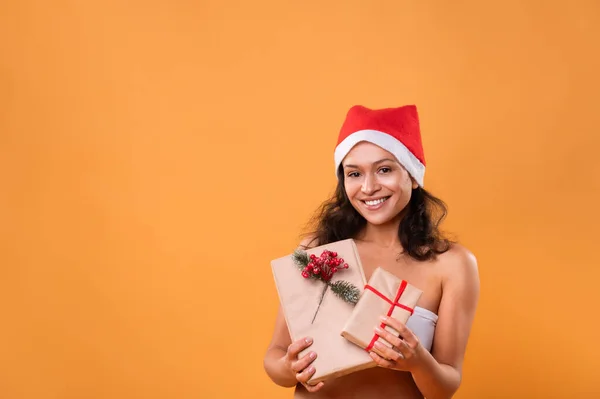 Jeune Femme Chapeau Père Noël Exhibe Des Cadeaux Noël Sourit — Photo