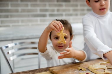 Kız kurabiye hazırlığını bir erkek şeklinde gösterir..