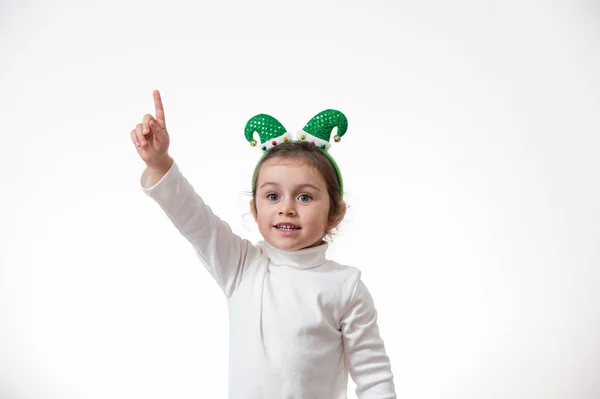 Uma Menina Com Aro Forma Chapéu Elfo Cabeça Mostra Dedo — Fotografia de Stock