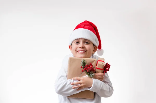 Der Junge Mit Der Roten Weihnachtsmütze Lächelt Und Umarmt Schachteln — Stockfoto